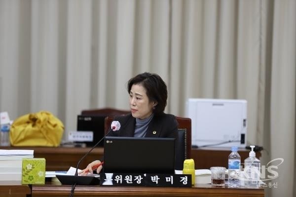 행정사무감사(박미경부위원장).jpg
