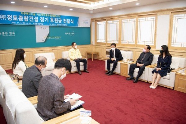 [아동보육과] (주)정토종합건설 정기후원금 전달식4.jpg