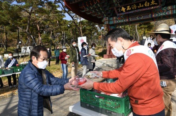영주 4-영주시장이 부석사를 방문한 관광객에게 영주생강과 영주사과를 나눠주고 있다.JPG