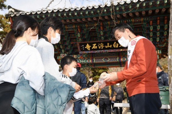 영주시장이 부석사를 방문한 어린이에게 영주생강을 나눠주고있다.JPG