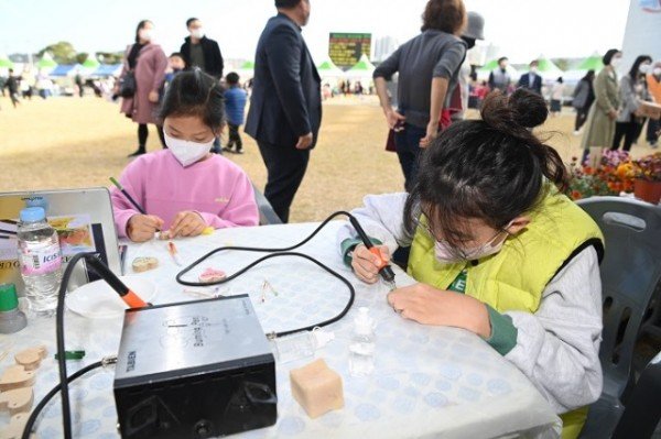 [새마을과] 새마을+  나눔+  환경+  사회적경제가 함께하는 작은행복나눔 개최(사진추가)2.jpg