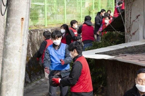 영주 6-영주시청공무원노동조합, 동호회와 함께하는 ‘사랑의 연탄나눔’ 행사(2).jpg