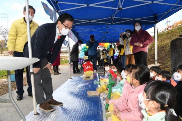 영주 4-영주시장이 그림그리기 대회에 참가한 아동들에게 응원하고있다..JPG