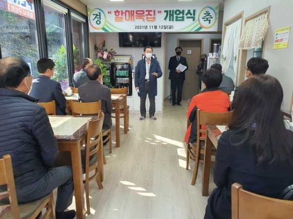 장욱현 영주시장이 12일 개최된 _할매 묵밥집_ 개업식에서 축사를 하고 있다..jpg