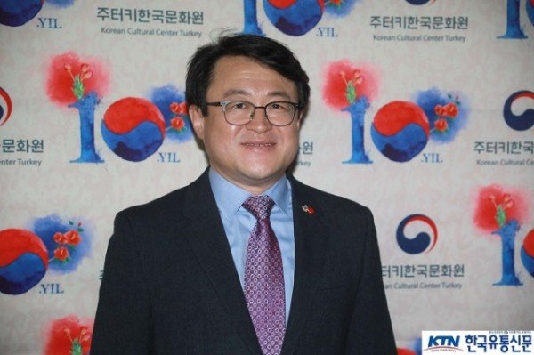 사진설명 1, 주터키한국문화원에서 양국 간 협력 관계를 발전시키고ㅠ문화적 소통을 이끌어 나가는 박기홍 문화원장.jpg