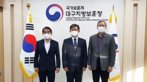 1117_만주_망명_110주년_기념_특별기획전_대구에서_개최-왼쪽부터_이상수_대구청사관리소장-장정교_대구지방보훈청장-정진영_경상북도독립운동기념관장.jpg