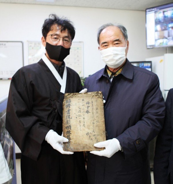 영주 2-소수서원 성정 개모시 일기 환수사진(왼쪽부터 김선우 운영위원장, 류준희 소수서원 도감).jpg