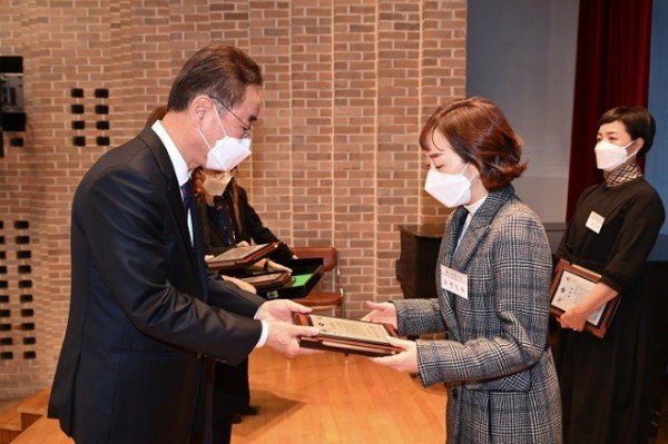 [아동보육과] 영유아보육발전 유공자 표창 수여2.jpg