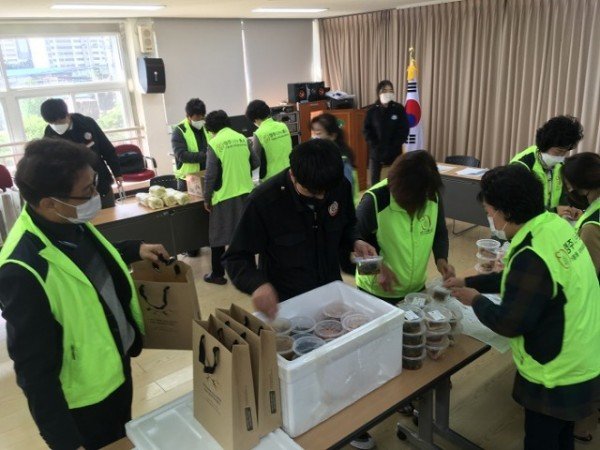 영주 5-가흥2동 지역사회보장협의체, 따뜻한 식사배달 지원(1).JPG