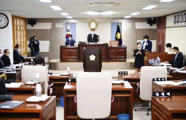 211123_260회 군위군의회 정례회 개회_의회사무과.JPG