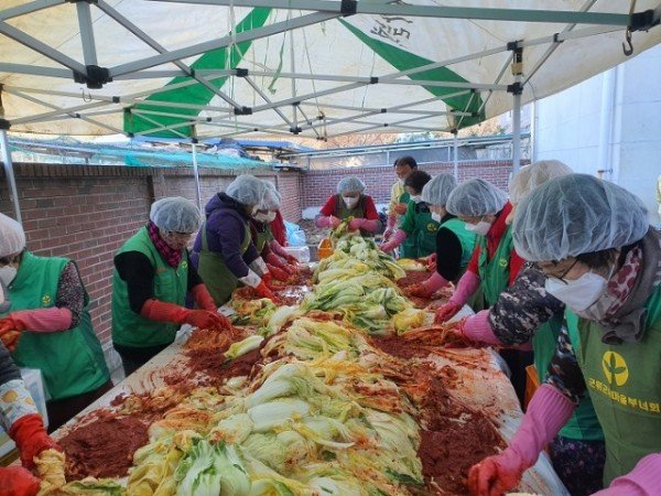 211129_군위군새마을회 사랑의 김장 나누기행사_경제과 (2) (1).jpg