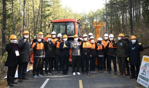 (1-4)산림기술인의_날(한국산림과학고_기념촬영).jpg