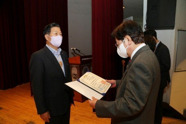1201_손호영_안동시주민자치협의회장_지방자치발전_공로_대통령_표창_(4).jpg