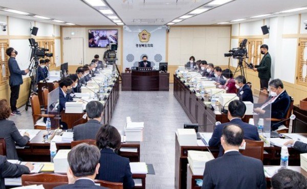 2021.12.06 제327회 제2차 정례회 제1차 예산결산특별위원회.jpg