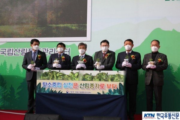 사진2_남태헌 산림청 차장(왼쪽 세 번째)이 산림용 종자처리 시설 산씨움터 준공식에서 관계자들과 기념 촬영을 하고 있다..jpg