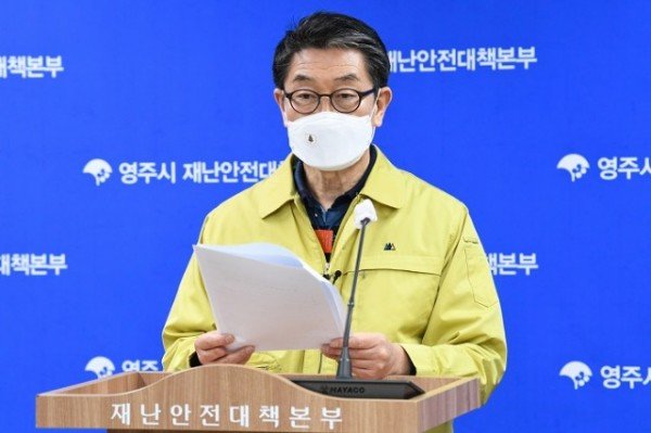 코로나19 정례브리핑하고 있는 장욱현 영주시장 (겨울옷) (2).JPG