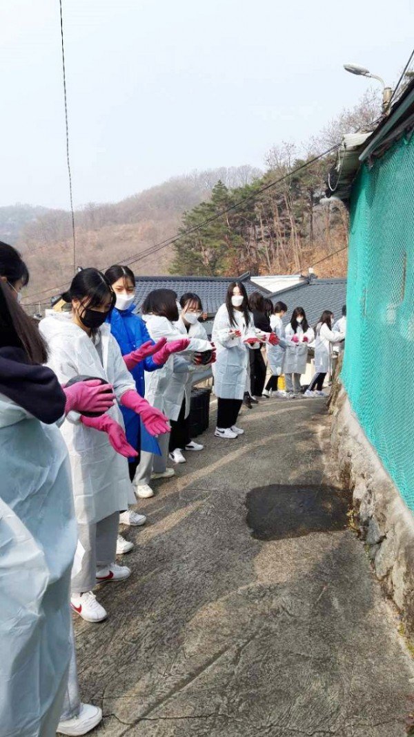 1213_길원여고_봉사동아리_인터랙트_연탄봉사_나서_(2).jpg
