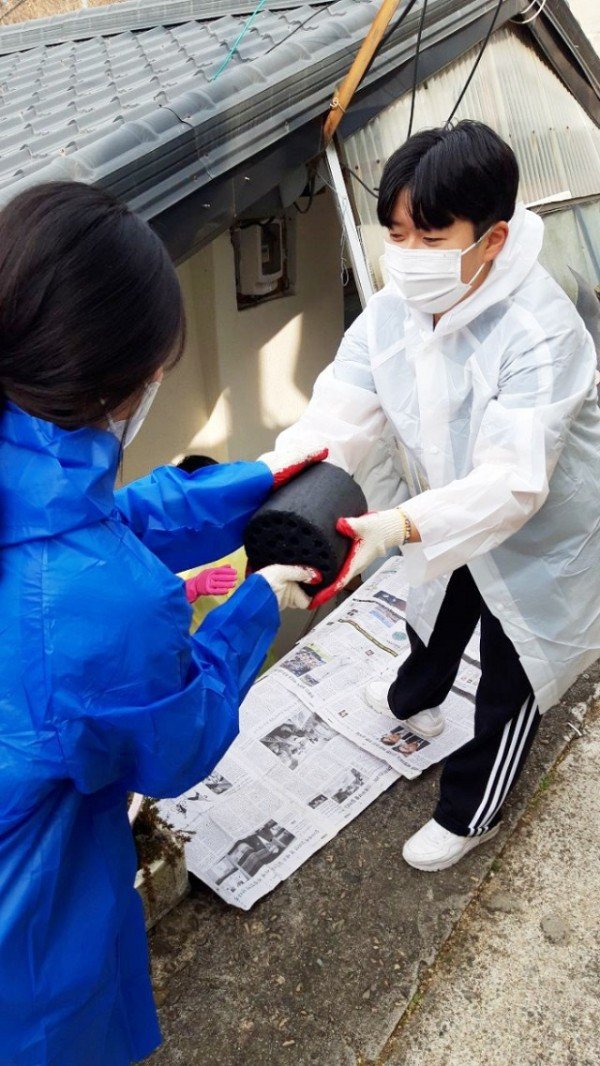 1213_길원여고_봉사동아리_인터랙트_연탄봉사_나서_(3).jpg