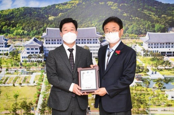 1214_안동시_2021년_경북_시군_축산업무_종합평가_최우수상_수상_(2).jpg