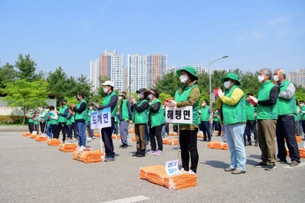 [새마을과]2021 경상북도 새마을운동평가 최우수상 수상_(자원재활용품수집경진대회 사진).jpg