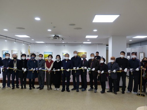 211215_군위군미술협회 작품전 개최_문화관광과 (1) (1).JPG