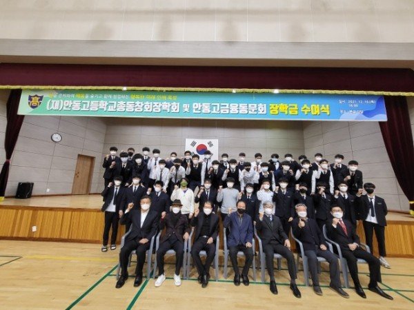 사진3_장학금_수여식_기념촬영.jpg