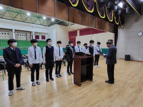 사진1_(재)안동고등학교총동창회장학회_장학금_전달_장면.jpg