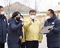 사진2_최병암 산림청장이 17일 세종시 국립세종수목원을 찾아 코로나19 대응 기본방역수칙 등 방역 관리 상황을 점검하고 있다.jpg