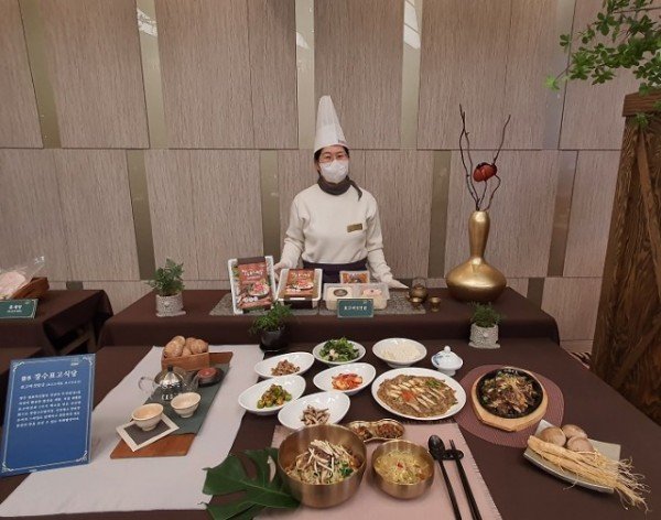 영주 3-영주시 장수표고식당 농가맛집 특화밥상 개발 품평회 참가(사진은 장수표고식당 신동옥 대표).JPG