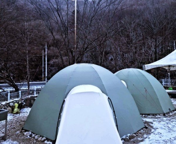 최근 한파로 인해 충북 영동군 상촌면에 위치한 물한계곡 사계절캠핑장이 캠퍼들에게 얼음썰매와 눈썰매의 성지, 겨울왕국으로 각광받고 있다 _ (2).jpg