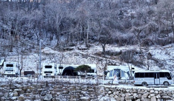 최근 한파로 인해 충북 영동군 상촌면에 위치한 물한계곡 사계절캠핑장이 캠퍼들에게 얼음썰매와 눈썰매의 성지, 겨울왕국으로 각광받고 있다 _ (5).jpg