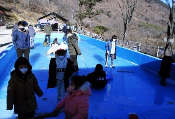 최근 한파로 인해 충북 영동군 상촌면에 위치한 물한계곡 사계절캠핑장이 캠퍼들에게 얼음썰매와 눈썰매의 성지, 겨울왕국으로 각광받고 있다 _ (6).jpg