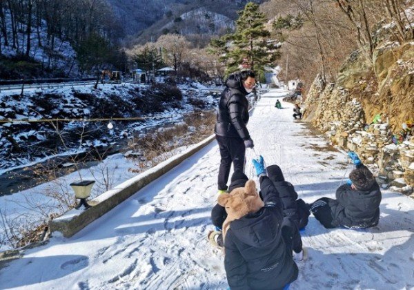 최근 한파로 인해 충북 영동군 상촌면에 위치한 물한계곡 사계절캠핑장이 캠퍼들에게 얼음썰매와 눈썰매의 성지, 겨울왕국으로 각광받고 있다 _ (9).jpg