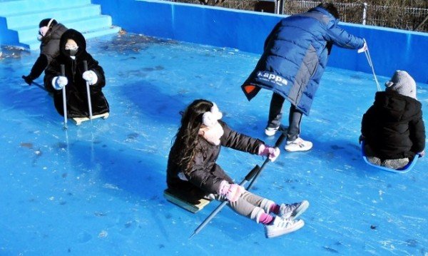 최근 한파로 인해 충북 영동군 상촌면에 위치한 물한계곡 사계절캠핑장이 캠퍼들에게 얼음썰매와 눈썰매의 성지, 겨울왕국으로 각광받고 있다 _ (7).jpg