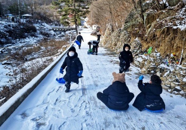 최근 한파로 인해 충북 영동군 상촌면에 위치한 물한계곡 사계절캠핑장이 캠퍼들에게 얼음썰매와 눈썰매의 성지, 겨울왕국으로 각광받고 있다 _ (8).jpg