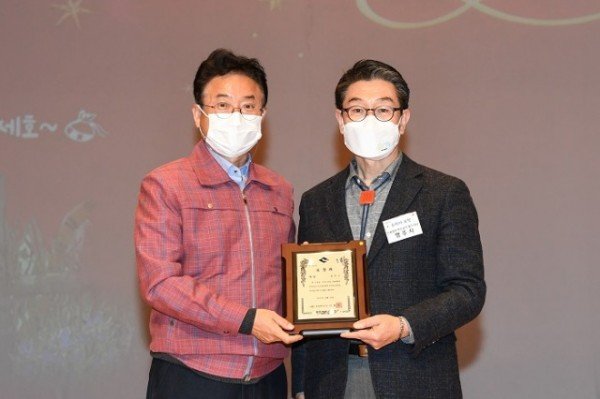 영주 1-영주시, 경상북도 민원행정평가서도 ‘대상’ 수상 기념사진(왼쪽부터 이철우 경북도지사, 장욱현 영주시장).JPG