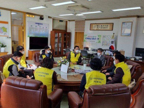 [평생교육건강과]-구미시학원연합회후원금및후원물품전달_보도자료_사진_2.jpeg