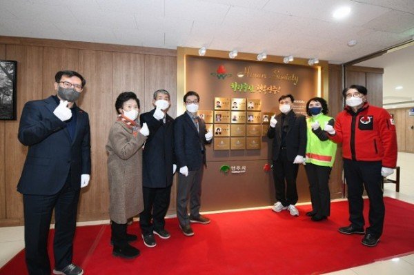 영주 1 아너소사이어티 홍보존 제막식 기념사진.jpg