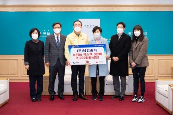 [복지정책과] ㈜남강솔라  코로나19 극복 마스크 기탁2.jpg