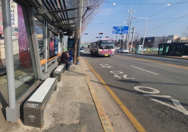 [신성장산업과]버스승강장 탄소발열의자 설치3.jpg
