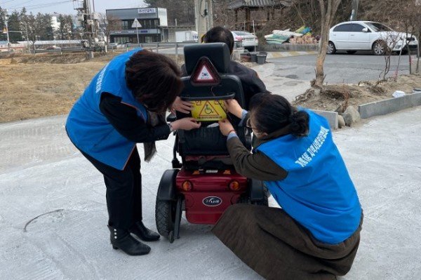 영주 6-영주시 가흥1동지역사회보장협의체, 안전스티커로 장애인 ‘이동권 보장’(2).JPG