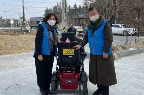영주 6-영주시 가흥1동지역사회보장협의체, 안전스티커로 장애인 ‘이동권 보장’ (1).JPG