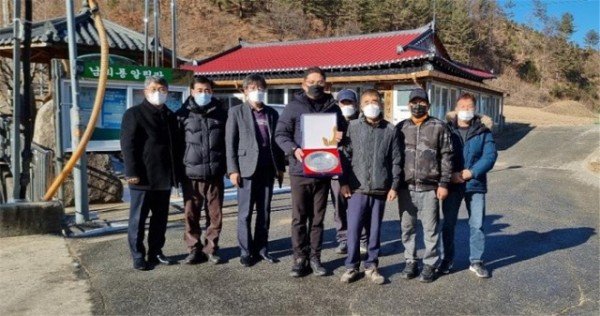 (4-1)_봉화_남회룡리_주민_감사패_전달_사진.jpg