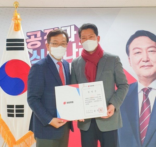 (별첨1).석동현총괄본부장_임명장_전수_수여_220110.jpg