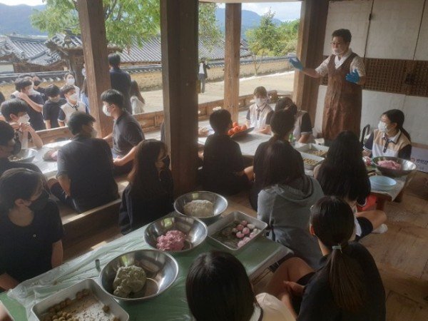 1.2021 농어촌 학교 특색프로그램 운영 학교(해평중-지역 문화재 탐방 및 지역 요리사와 함께 하는 송편 만들기)02.jpg
