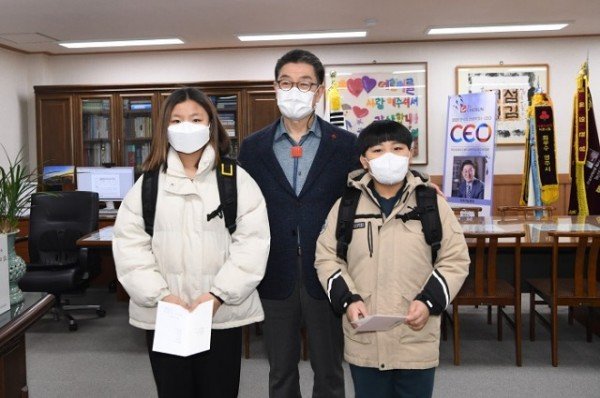 영주 3-영주시장이 예비중학생들에게 사랑의 책가방을 전달 후 함께 기념사진을  촬영하고 있다.JPG