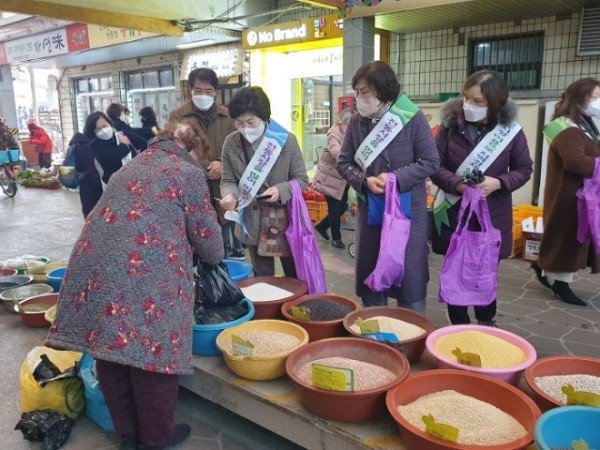 [복지정책과] 구미시여성단체협의회느티나무봉사단 설명절 장보기 행사2.JPG