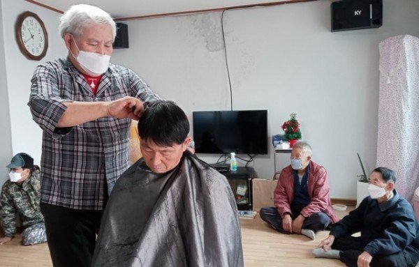 의성군제공 01 33년째가음면오지마을을찾아오는이발사.jpg