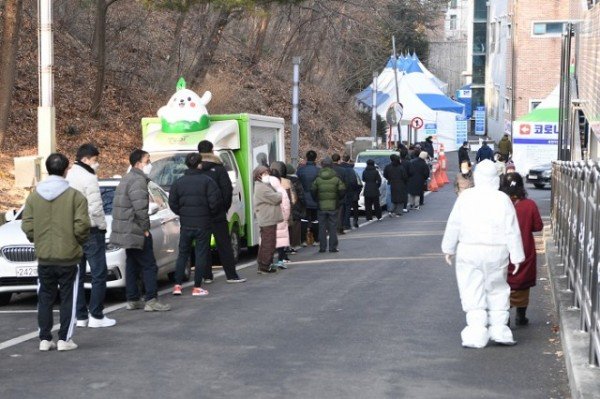 영주 1-2 설 연휴 마지막날 시민들이 신속항원검사를 받기위해 줄 서 있다.jpg