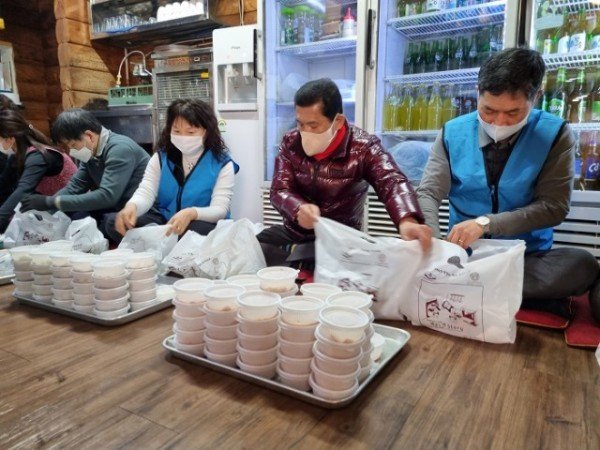 엉클권 삼계탕 봉사 포장 사진.jpg